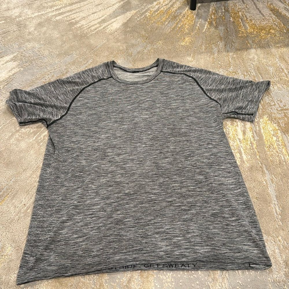 Lululemon heather grey Metal Vent Tech Wool Short Sleeve Shirt size L in EUC